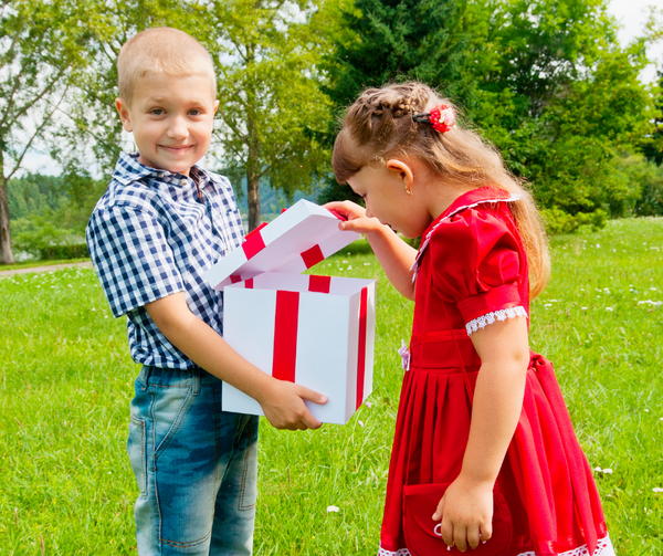 What to consider when buying the perfect gift for my children and 5 gift ideas for your children according to their age.